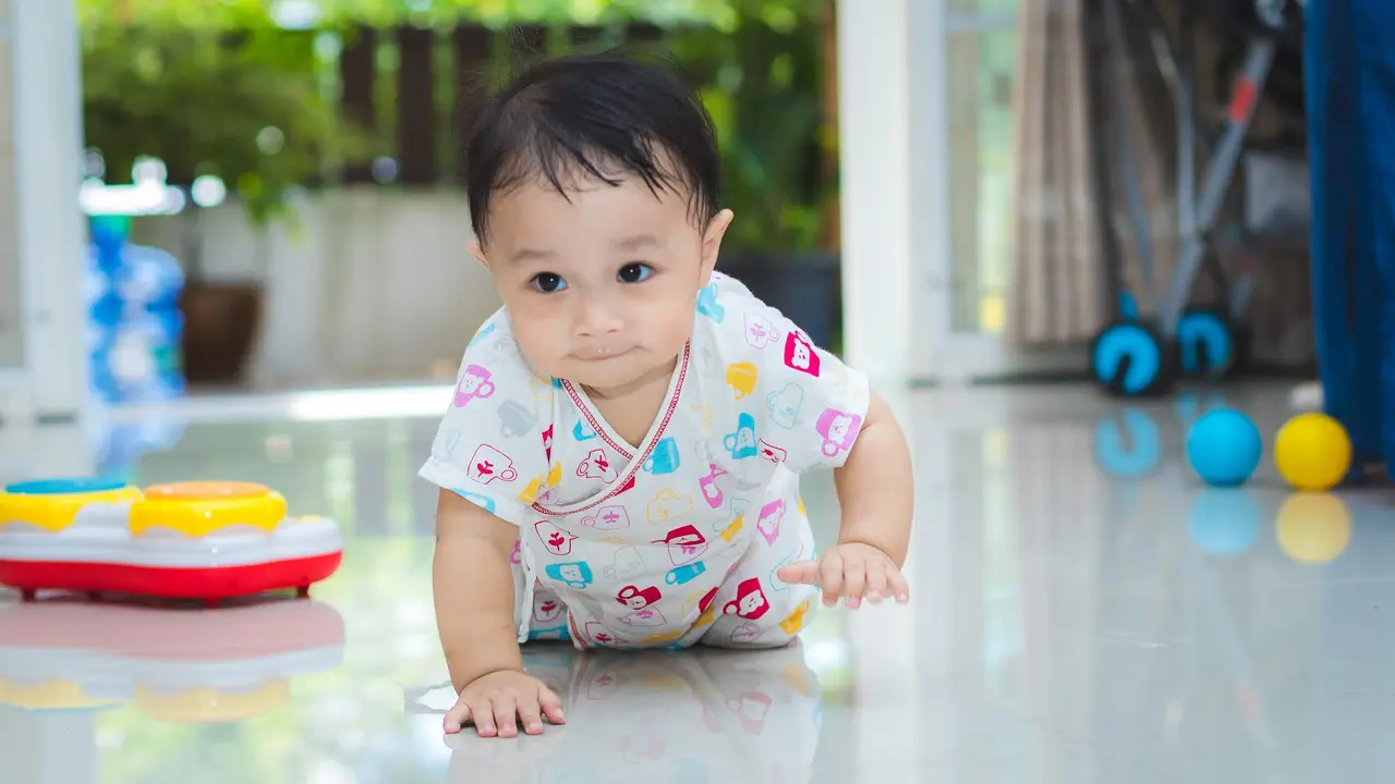 Bayi merangkak