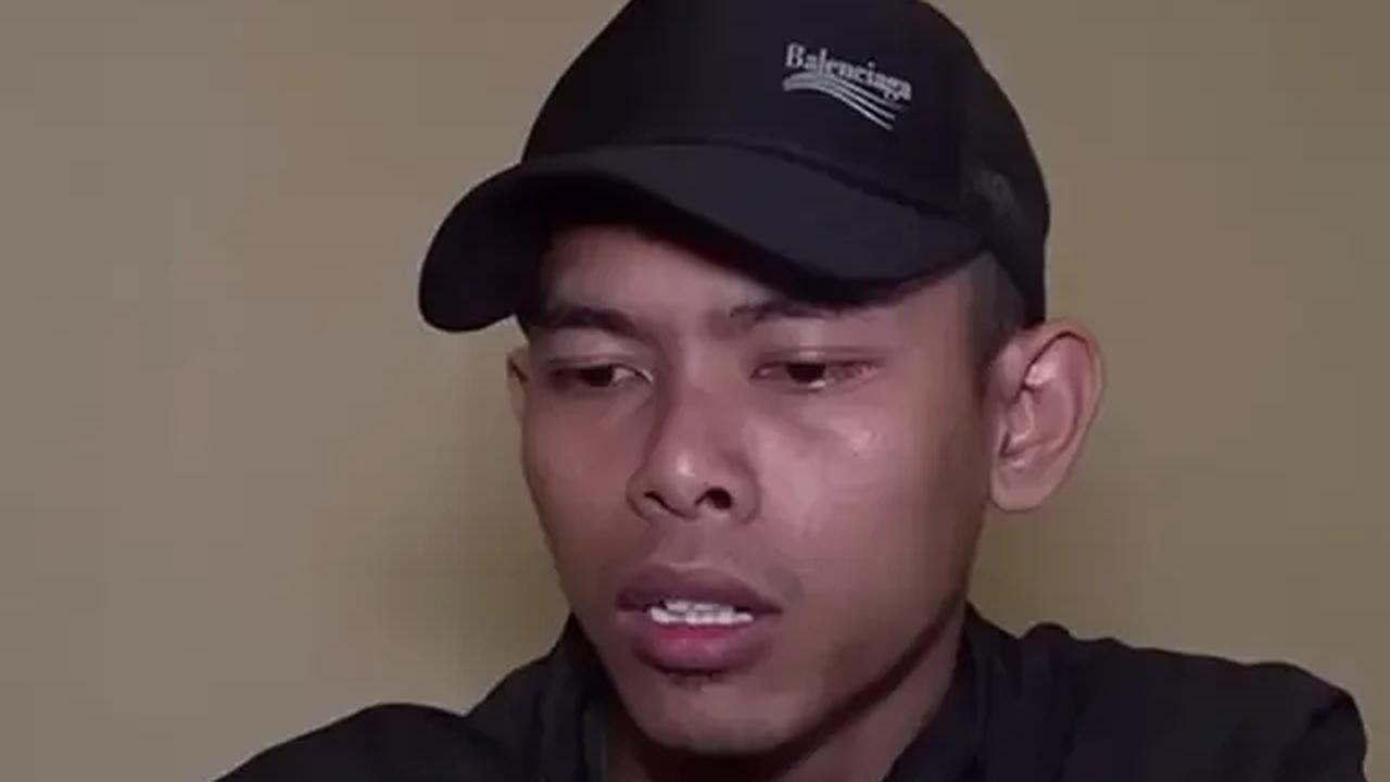 Fahmi Husaeni, mantan suami Anggi Anggraeni, membakar undangan pernikahan usai masalah rumah tangganya yang viral beberapa hari ini.