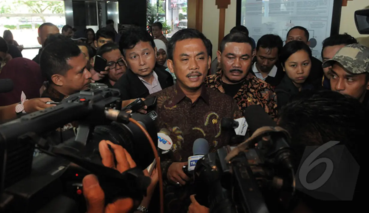 Ketua DPRD DKI Prasetio Edi Marsudi saat memberikan keterangan kepada wartawan di Gedung Kemendagri, Jakarta, Kamis (5/3/2015). Mediasi tersebut untuk mengetahui dana siluman yang terdapat pada RAPBD 2015.  (Liputan6.com/Herman Zakharia)