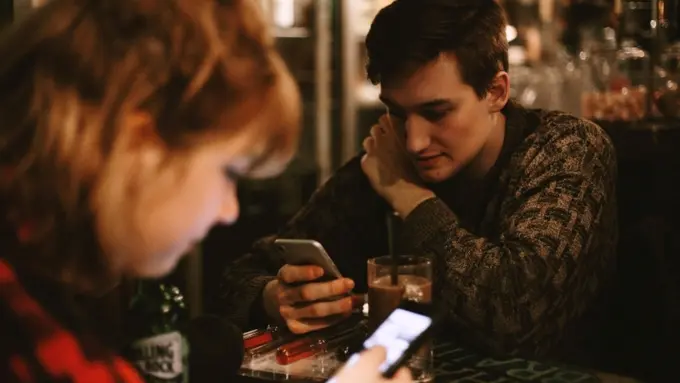 Hentikan! Hobi Ngecek Ponsel Pacar Itu Nggak Ada Untungnya