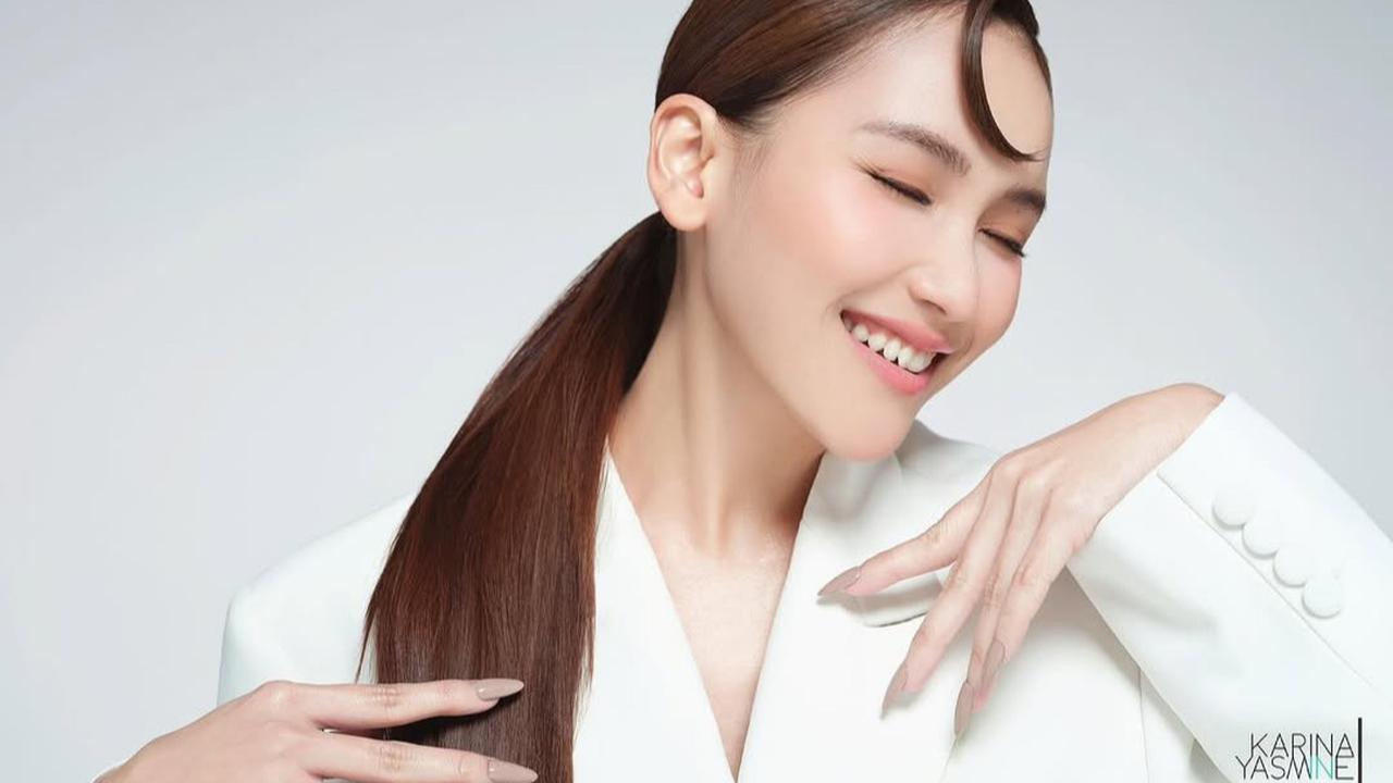 4 Potret Terbaru Ayu Ting Ting dengan Outfit Serba Putih dan Poni Bulan Sabit yang Unik