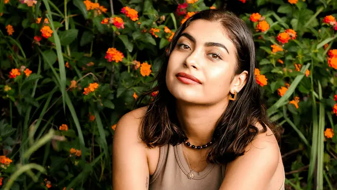 chubby plus size single lajang ekspresi serius