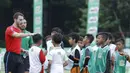 Pelatih FCBEscola, Aldric Miro, saat memberikan pelatihan MILO Football Clinic Day di Lapangan Simprug, Jakarta, Sabtu (16/12/2017). Sebanyak 500 anak mendapatkan pelatihan dasar teknik sepak bola dari pelatih berpengalaman. (Bola.com/M Iqbal Ichsan)