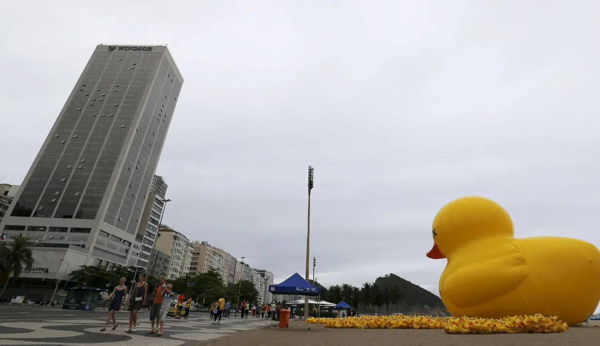 Balon raksasa berbentuk bebek terlihat di pantai Copacabana, Brasil, Minggu (25/10). Kampanye "I will not pay the Duck" ini diselenggarakan oleh Federasi Industri Rio de Janeiro ini mengacu pada industri yang membayar pajak tinggi. (REUTERS/Sergio Moraes)