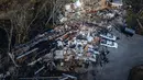 Dalam sebuah foto udara, sebuah taman rumah mobil di mana tiga orang tewas terlihat setelah tornado pada 10 Desember 2023 di Madison, Tennessee. Beberapa tornado jalur panjang dilaporkan terjadi di barat laut Tennessee pada tanggal 9 Desember yang menyebabkan banyak korban jiwa dan luka-luka serta kerusakan yang meluas. (Jon Cherry/Getty Images/AFP)