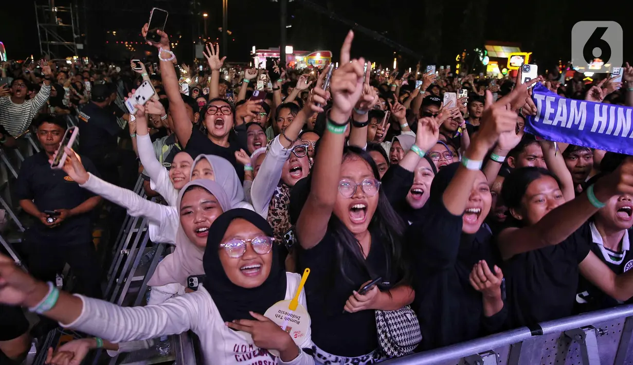 Puluhan ribu penonton ikut bernyanyi bersama Hindia, menciptakan paduan suara yang menggema di area konser KapanLagi Buka Bareng BRI Festival 2025. (Liputan6.com/Angga Yuniar)