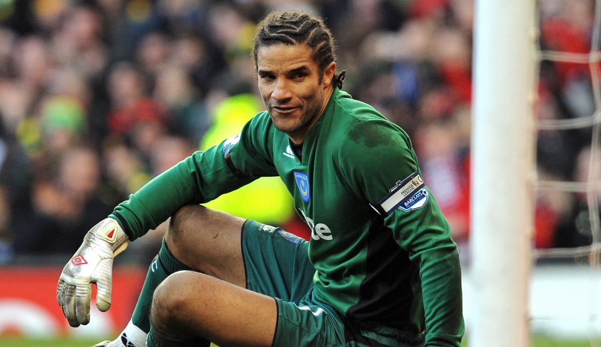 2. David James - Banyak ritual aneh yang dilakukan mantan kiper Portsmouth tersebut. Sedikit diantaranya adalah diam sejak sehari sebelum pertandingan, hingga meludah di dinding toilet yang ia kencingi. (AFP/Andrew Yates)