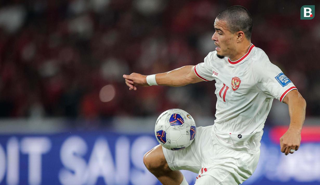 <p>Pemain Timnas Indonesia, Ragnar Oratmangoen, mengontrol bola saat melawan Australia pada laga kedua Grup C Kualifikasi Piala Dunia 2026 Zona Asia di Stadion Utama Gelora Bung Karno (SUGBK), Jakarta Pusat, pada Selasa (10/9/2024). (Bola.com/Bagaskara Lazuardi)</p>