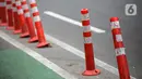 Sejumlah stick cone pembatas jalur sepeda rusak di kawasan Salemba Raya, Jakarta, Jumat (18/11/2022). Stick cone yang terpasang sejak September lalu tersebut terlihat sudah rusak dan tidak terpasang dengan benar, Pemerintah Provinsi DKI menghapus anggaran Rp 38 miliar untuk pembangunan sekitar 500 kilometer jalur sepeda dari rancangan anggaran pendapatan dan belanja daerah (RAPBD) DKI tahun 2023. (Liputan6.com/Faizal Fanani)