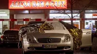 Sebuah mobil yang rusak terparkir di tempat penembakan di depan sebuah bar di Hanau, Jerman, Kamis, (20/2/2020). Polisi di Jerman menangkap satu orang terkait penembakan massal di dua bar hookah di Hanau, Rabu malam.  (AP Photo/Michael Probst)