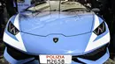 Sebuah seri Huracan yang disumbangkan oleh perusahaan otomotif Lamborghini untuk kepolisian Italia di Kementerian Dalam Negeri, Roma, 30 Maret 2017. Mobil ini juga akan digunakan untuk memberikan pertolongan medis dan darurat pertama. (Andreas SOLARO/AFP)