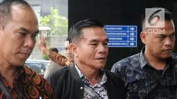 Bupati Bengkulu Selatan Dirwan Mahmud (tengah) dikawal petugas menuju gedung KPK usai terjaring Orasi Tangkap Tangan (OTT), Jakarta (15/5). KPK menyita Rp 100 juta dalam operasi tersebut. (Merdeka.com/Dwi Narwoko)