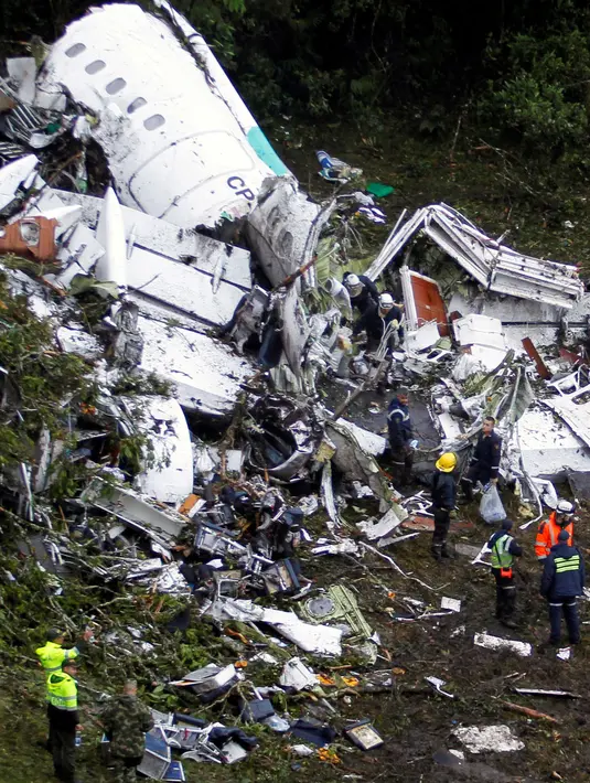 Kondisi sebuah pesawat penumpang carteran yang jatuh dekat kota Medellin di Kolombia, Selasa (29/11). Pesawat penumpang LAMIA jatuh pada Senin (28/11) malam di daerah pegunungan dekat kota Medellin dengan membawa 77 orang.  (REUTERS/Fredy Builes)