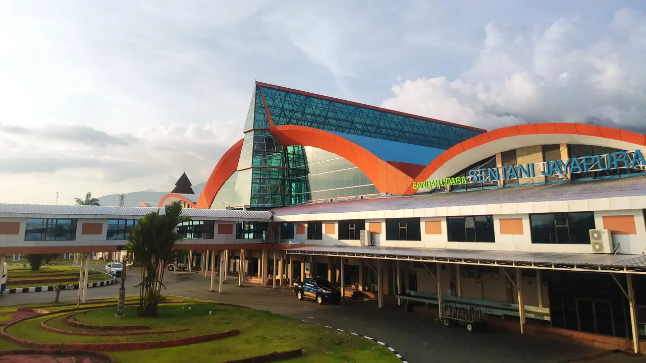 Angkasa Pura I terus melakukan pembenahan Bandara Sentani Jayapura untuk mendukung kesuksesan penyelenggaraan PON XX. (Dok AP I)