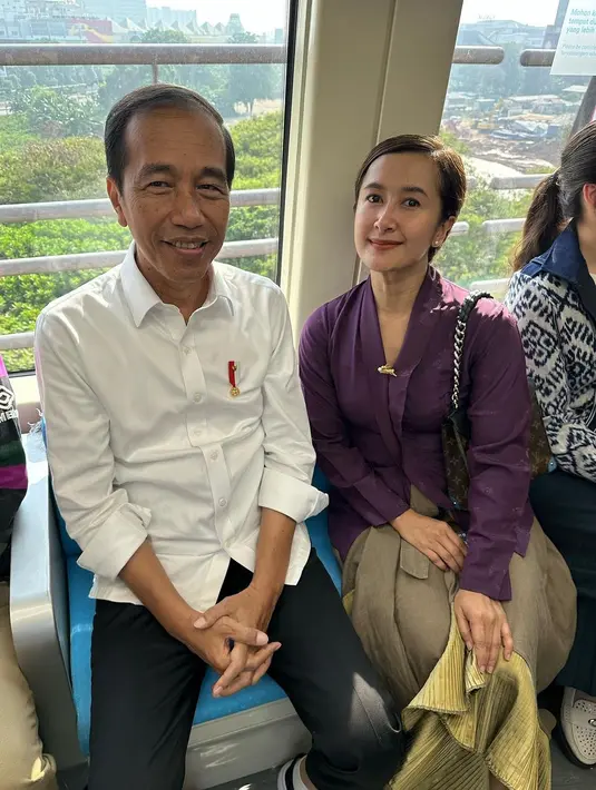 Widi Mulia pilih kenakan kebaya kartini ungu dengan ruffle skirt cokelat keemasan [@widimulia]