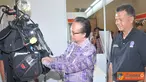 Citizen6, Jakarta: Selain itu MKP Sharif C Sutardjo mengamati peralatan Diving pada Job Fair dan mencicipi ikan olahan yang dipamerkan pada Job Fair on Marine and Fisheres di Smesco Tower, Jakarta. (Pengirim: Efrimal Bahri)