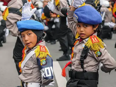 Polisi Cilik menunjukkan keahliannya di sekitar Bundaran HI, Jakarta, Minggu (18/9). Aksi Polisi cilik ini untuk meramaikan HUT ke-61 Polisi Lalu Lintas (Polantas). (Liputan6.com/Faizal Fanani)