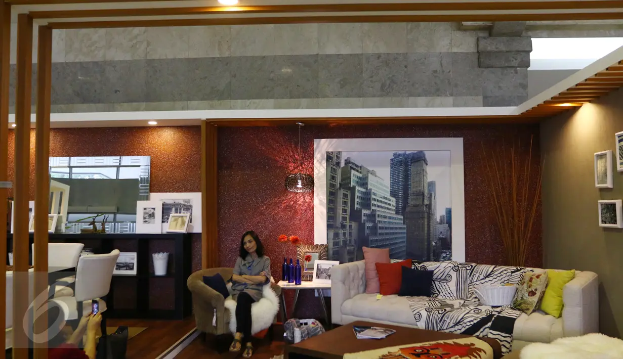 Pengunjung saat menikmati stan desain interior pada ajang Perfect Home Young Interior Desainer Award di JCC, Jakarta, Minggu (22/11).Kegiatan tersebut terdiri dari empat kategori perlombaan. (Liputan6.com/Fery Pradolo)