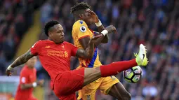 Pemain Liverpool, Nathaniel Clyne (kiri) menghalau bola dari kejaran pemain Crystal Palace, Wilfried Zaha pada lanjutan Premier League di Anfield Stadium, Liverpool, (23/4/2017). Liverpool kalah 1-2. (Peter Byrne/PA via AP)