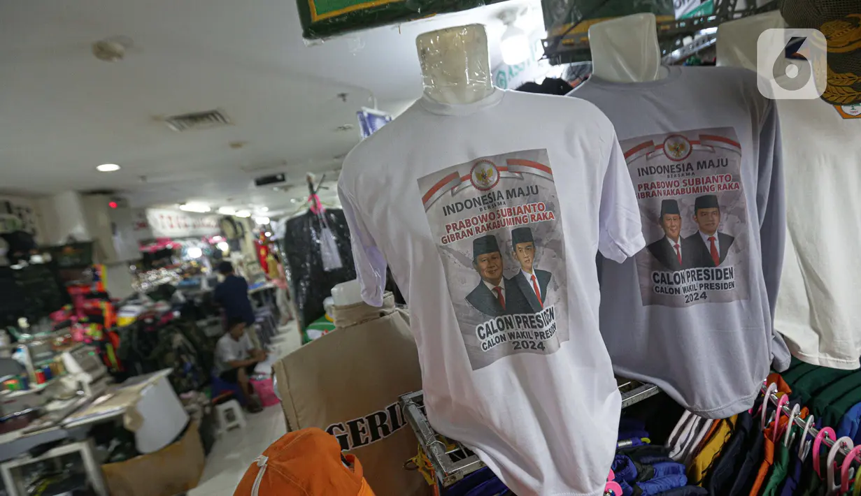 Barisan pendukung mempersiapkan segala atribut yang berkaitan dengan dukungan untuk masing-masing jagoannya. (Liputan6.com/Faizal Fanani)