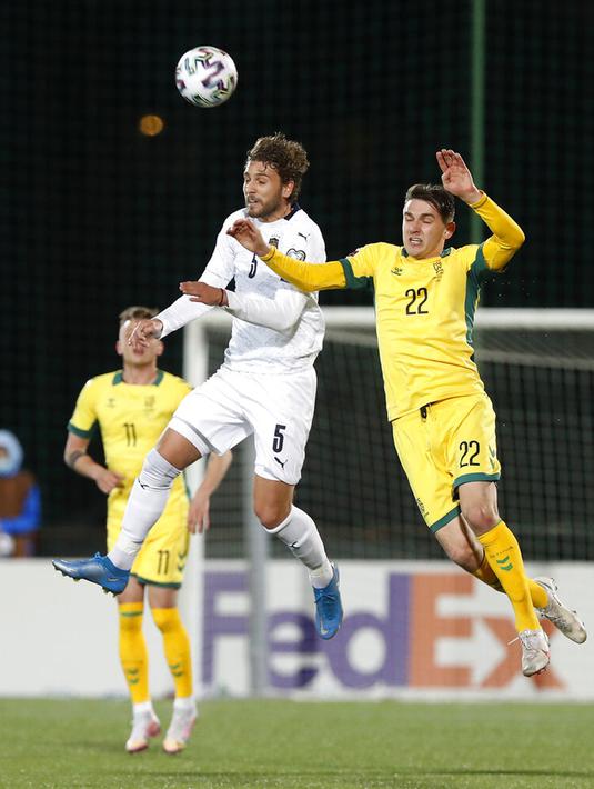 Pemain Italia Manuel Locatelli (kiri) memperebutkan bola udara dengan Lithuania Feder Cernych pada pertandingan Grup C kualifikasi Piala Dunia 2022 di Stadion LFF, Vilnius, Lithuania, Rabu (31/3/2021). Italia menang 2-0. (AP Photo/Mindaugas Kulbis)