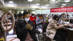 Warga belajar keterampilan livestreaming serta webcasting untuk e-commerce dan jualan online saat workshop yang digelar oleh otoritas pemerintah daerah di Zhangye, Provinsi Gansu, China, 20 Januari 2022. (Chinatopix via AP)