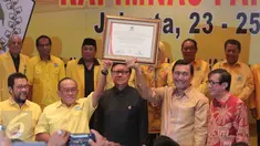 Ketua umum Partai Golkar, Aburizal Bakrie dengan Menkopolhukam Luhut Panjaitan mengangkat pigura berisi hasil keputusan Rapimnas Partai Golkar 2016, Jakarta, Senin (25/1/2016). (Liputan6.com/Angga Yuniar)