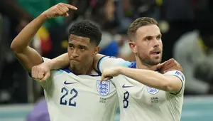Pemain timnas Inggris, Jordan Henderson (kanan) merayakan golnya ke gawang Senegal bersama rekan setimnya Jude Bellingham dalam pertandingan 16 besar Piala Dunia 2022 yang berlangsung di Al Bayt Stadium, Qatar, Senin (5/12/2022). (AP Photo/Francisco Seco)