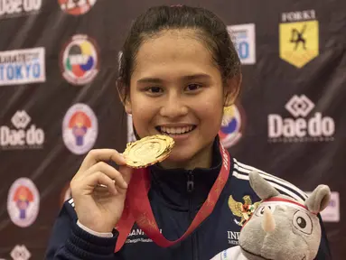 Karateka cantik asal Indonesia, Ceyco Georgia Zefanya berhasil menjadi juara dunia nomor Junior Kumite 59+ kg pada Kejuaraan Dunia Karate Junior, Cadet dan U-21 di ICE BSD, Tangerang, Jumat (13/11/2015). (Bola.com/Vitalis Yogi Trisna) 