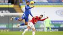 Pemain Leicester City, Wesley Fofana, duel udara dengan pemain Manchester United, Bruno Fernandes, pada laga Liga Inggris di Stadion King Power, Sabtu (26/12/2020). Kedua tim bermain imbang 2-2. (AFP/Pool/Carl Recine)