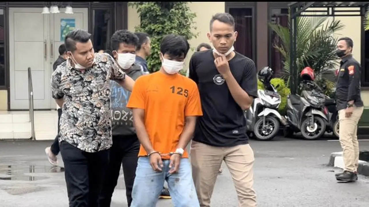 SR, pelaku pembunuhan penjaga warung diamankan polisi. (Merdeka.com)
