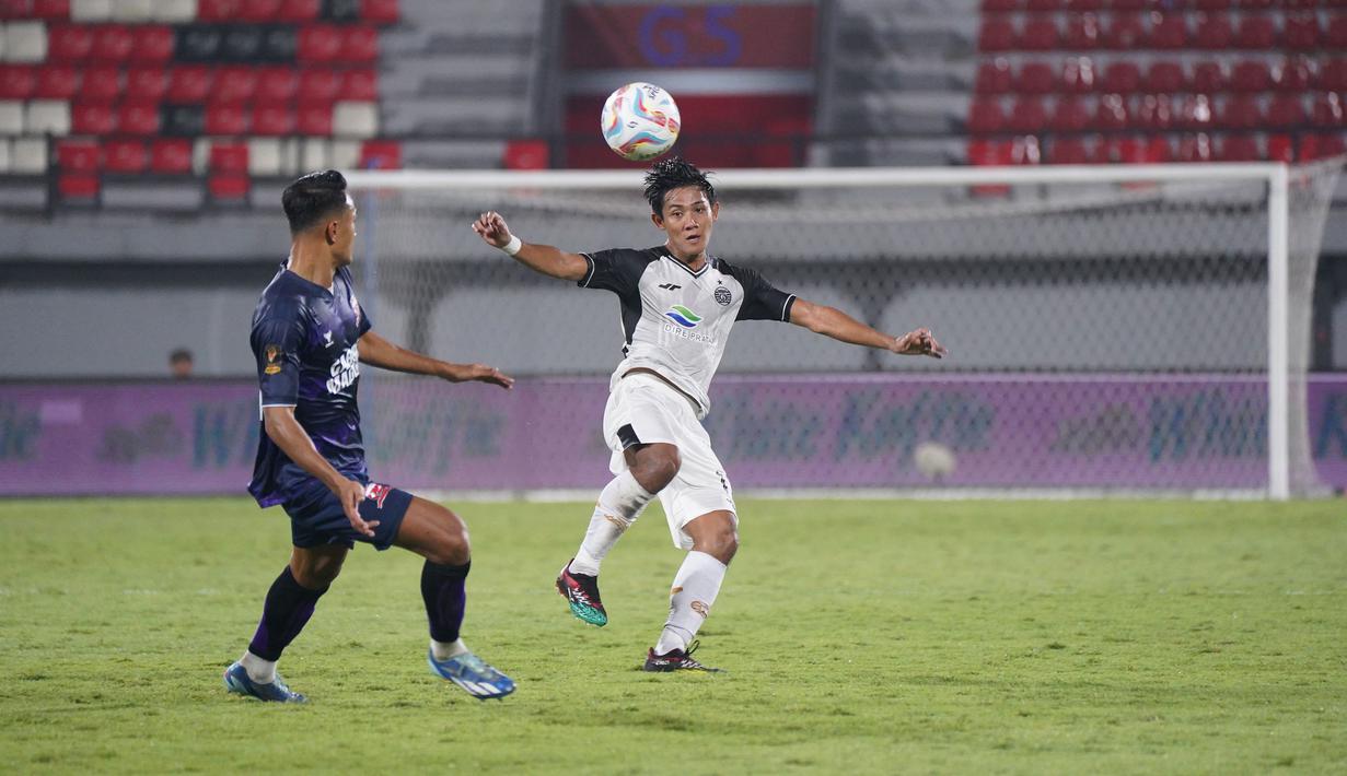 <p>Bek Persija Jakarta, Firza Andika berusaha mengontrol bola di depan seorang pemain Madura United pada laga Grup B Piala Presiden 2024 di Stadion Kapten I Wayan Dipta, Gianyar, Bali, Minggu (21/7/2024). (Dok. Persija)</p>