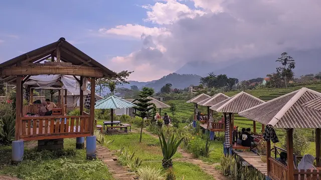 Warung Gubuk Weringin Bu Nuriati - Nasi Empok Legendaris Tepi Terasering