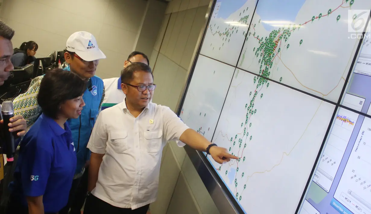 Menkominfo Rudiantara didampingi Direktur / Chief Service Management XL Axiata Yessie D. Yosetya saat meninjau Network monitoring XL di Jakarta, Jumat (23/6). (Liputan6.com/Angga Yuniar)