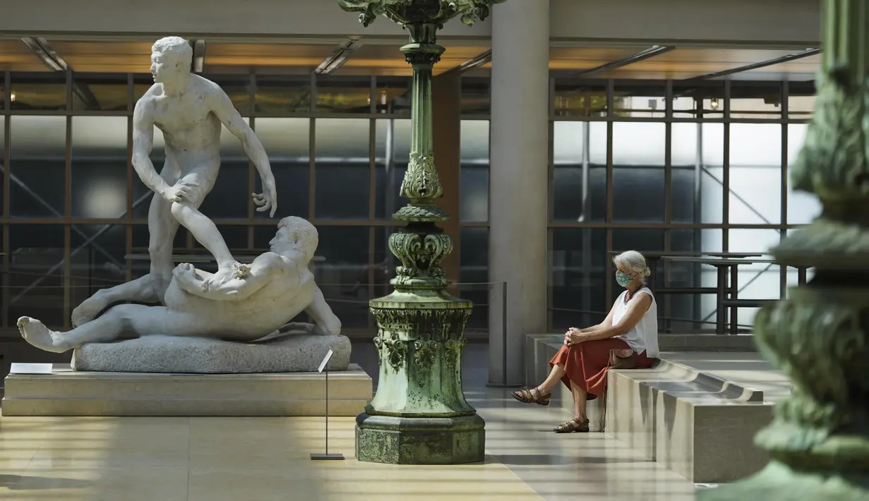 Seorang staf  mengamati benda pameran di Metropolitan Museum of Art Fifth Avenue, New York, Amerika Serikat, 27 Agustus 2020. Dengan meningkatkan protokol kesehatan dan keselamatan, museum tersebut kembali dibuka untuk anggotanya pada 27 Agustus 2020. (Xinhua/Wang Ying)