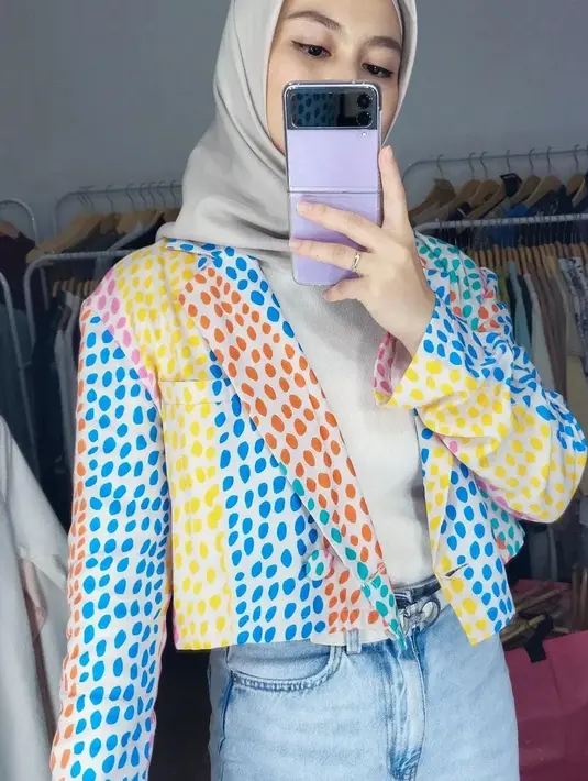 Sebagai cewek kue, pastinya Melody senang dengan pakaian yang berwarna-warni, seperti blazer yang dikenakannya ini. Pakaian ini cocok untukmu yang ingin hangout bareng bestie. [Instagram/melodylaksani92]