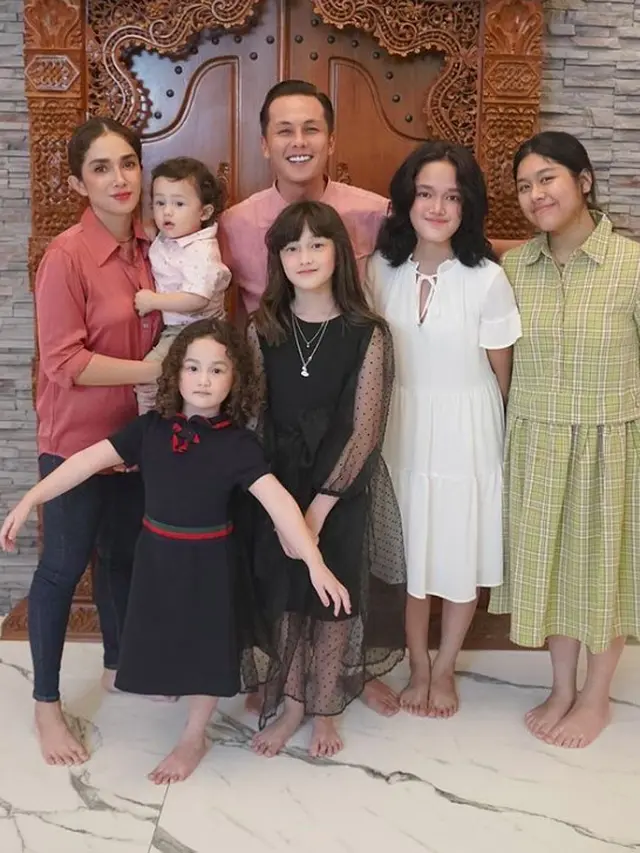 Potret Andhika Pratama Bersama Anak dan Istrinya