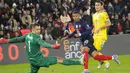 Kylian Mbappe menutup pesta 8 gol Prancis ke gawang Kazakhstan pada menit ke-87 sekaligus mencetak quat-trick. Sepakan mendatarnya usai menerima umpan Moussa Diaby bersarang di sudut bawah gawang Kazakhstan. (AP/Michel Euler)