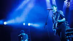 Grup band Franz Ferdinand beraksi pada konsernya di Tennis Outdoor, Senayan, Jakarta, Jumat (30/11). Konser band asal Skotlandia tersebut bertajuk "Franz Ferdinand and The Local Heroes". (Liputan6.com/Faizal Fanani)