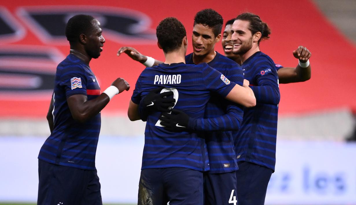 Pemain Prancis merayakan gol yang dicetak Benjamin Pavard ke gawang Swedia pada laga lanjutan Grup 3 UEFA Nations League di Stade de France, Rabu (18/11/2020) dini hari WIB. Prancis menang 4-2 atas Swedia. (AFP/Franck Fife)