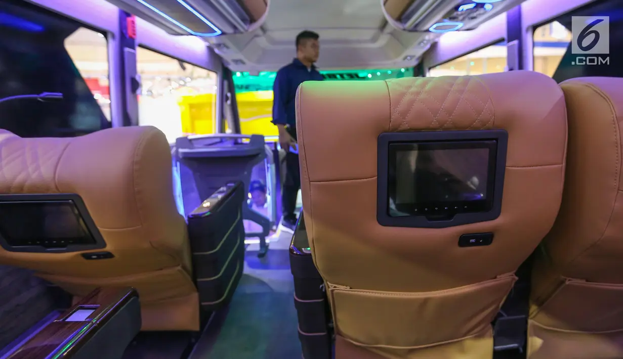 Fasilitas televisi di dalam bus single doubel decker (SDD) dalam gelaran GIIAS 2019 di ICE BSD, Tangerang, Jumat (19/9/2019). Bus SDD, Adiputro memiliki sistem entertainment berupa smart tv, subwoofers, 10 speakers, preamplifier dan DVD player. (Liputan6.com/Ferbian Pradolo)