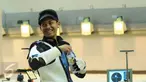 Petembak Junior Indonesia, Fathur Gustafian tersenyum usai memastikan tempat kedua Final 10m Air Rifle Men Junior Kejuaraan Menembak ASEAN di Jakarta, Selasa (24/11/2015). Fathur kalah 2.8 poin dari petembak Singapura. (Liputan6.com/Helmi Fithriansyah)