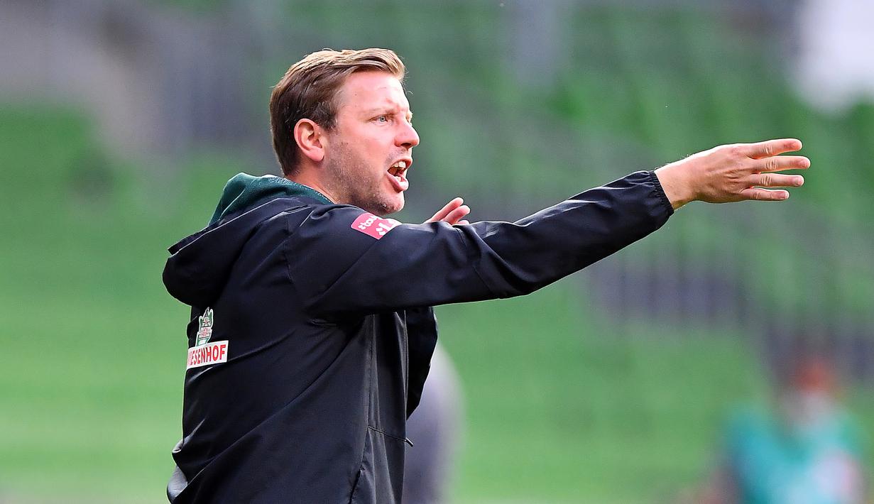 Pelatih Werder Bremen, Florian Kohfeldt, memberikan arahan kepada timnya saat melawan Eintracht Frankfurt pada laga lanjutan Bundesliga di Weser Stadion, Kamis (4/6/2020) dini hari WIB. Frankfurt menang 3-0 atas Bremen. (AFP/Stuart Franklin/pool)