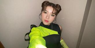 Gaya rambut pucca atau two bun hairstyle bikin Tiara Andini terlihat makin imut. [Foto: IG/tiaraandini].