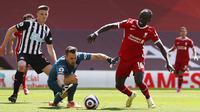 Pemain Liverpool Sadio Mane (kanan) berebut bola dengan penjaga gawang Newcastle United Martin Dubravka pada pertandingan Liga Inggris di Stadion Anfield, Liverpool, Inggris, Sabtu (24/4/2021). Pertandingan berakhir imbang 1-1. (David Klein, Pool via AP)