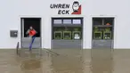 Seorang pria mencoba menumpahkan air dengan ember dari toko arlojinya di jalan dan rumah-rumah yang tergenang banjir di pusat kota Passau, Bavaria, wilayah selatan Jerman, pada 4 Juni 2024. (Michaela STACHE/AFP)