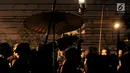 Abdi dalem membawa pusaka keraton saat mengikuti kirab peringatan 1 Suro di Keraton Kasunanan Surakarta Hadiningrat, Solo, Sabtu (31/8/2019). Kirab tersebut dalam rangka memperingati pergantian tahun baru Hijriah yang dalam penanggalan Jawa disebut satu Suro. (merdeka.com/Iqbal S Nugroho)