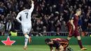 Cristiano Ronaldo merayakan golnya ke gawang AS Roma  pada leg kedua babak 16 besar  Liga Champion di Stadion Santiago Bernabeu, Madrid, Rabu (9/3/2016) dini hari WIB.  (AFP/Gerard Julien)