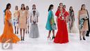 Model berpose diatas catwalk mengenakan busana rancangan Mel Ahyar saat peragaan busana IPMI Trend Show 2017 di Senayan City, Jakarta (9/11). Tema trend show tersebut mengedepankan esensi karya dari berbagai unsur. (Liputan6.com/Gempur M. Surya)