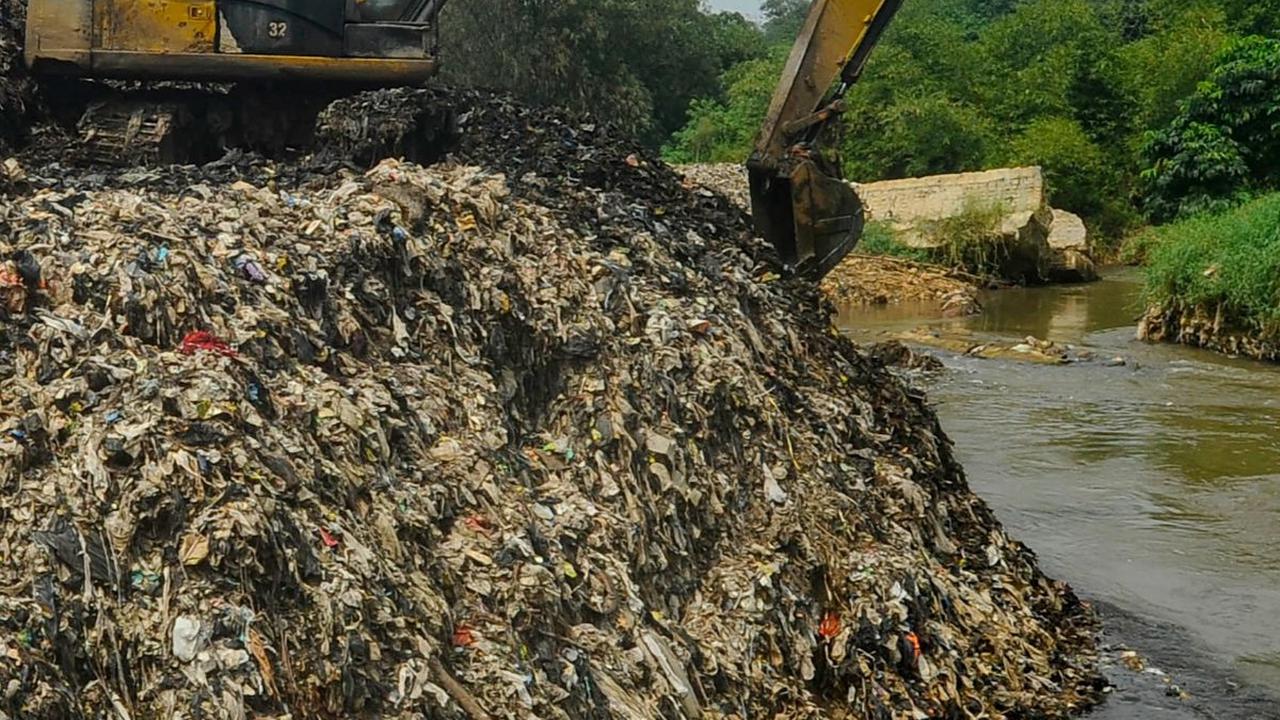 Timbunan sampah yang menimbun sebagian badan Kali Pesanggrahan ini membuat aliran sungai meluap.&nbsp;Merdeka.com/Arie Basuki